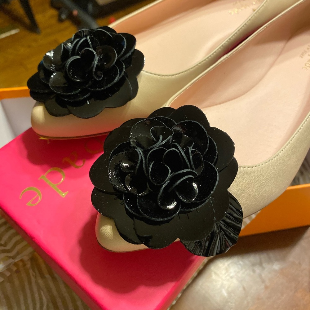 NWT in box Kate spade flats. Never worn.